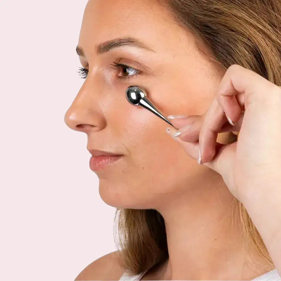Refreshing eye contour massage roller